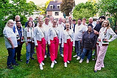 05 KG OpDeHippeHoeh 2025-05-10 01  Tour am Samstag 10. Mai - Wir beginnen die Tour im Garten von Katrin und Pavel (Weger), die Betreuer der Kinderprinzencrew, mit Markus Krebs und seinen Logengästen bei einer Grillparty. Danach geht es nach Laar wo die KG der Rot-Goldenen ihr traditionelles Maifest feiert. Weiter zur Baerler Mühle (Lohmühle), dort lässt die Bürger-Schützengesellschaft Baerl ihren Ausmarsch ausklingen. Nach kurzem Besuch bei Toni’s Kegelbrüdern im Lifestyle geht es nach Bissingheim zum „Hippen-Grillen“ in Ulrike und Reinhard Rüster’s Garten. : DVPJ, Toni I, Jules I., Prinz Karneval, Prinz, Prinzessin Aileen I., Hofmarschälle, Page, Pagen, Paginnen, HDK, Duisburg, Karneval, Helau, Tollität, Event, Session 2025, Session 2025, HDK Duisburg, Hauptausschuss, Hauptausschuss Karneval Duisburg, Duisburg ist echt