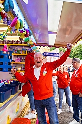 03 SchuetzenGrossenb 2025-06-07 02  Schützenfeste am Pfingstsamstag - Wir waren gleich zweimal Gäste bei den Schützenbruderschaften im Duisburger Süden. Am Nachmittag besuchten wir das Königs- und Prinzenschießen der St. Sebastianus Schützenbruderschaft Mündelheim/Ehingen 1712 E.V. im „Ehinger Wäldchen“. Auf dem Weg dann nach Großenbaum ein Stop bei Tonis Kegelbrüdern, Geburtstagsüberraschung. Danach dann zum Schützenplatz an der Saaner Straße um das 114. Schützen- und Volksfest der St. Hubertus Schützenbruderschaft 1911 e.V.  zu besuchen.Das wechselhafte Wetter tat der Stimmung keinen Abbruch. : DVPJ, Toni I, Jules I., Prinz Karneval, Prinz, Prinzessin Aileen I., Hofmarschälle, Page, Pagen, Paginnen, HDK, Duisburg, Karneval, Helau, Tollität, Event, Session 2025, Session 2025, HDK Duisburg, Hauptausschuss, Hauptausschuss Karneval Duisburg, Duisburg ist echt