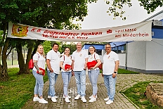03 SommerfGrafschFunken 2025-06-14 01  Ein schöner und  warmer Tag, der 14. Juni - Der Startschuss zur Samstagstour fiel um Mittagszeit im Innenhafen. Wir besuchten die 24. Duisburger Drachenboot Fun-Regatta. Daumen drücken für die Aqua-Garde, ein Boot voller Karnevalisten. Danach besuchten wir das 2. Sommerfest KG Schottenzunft Dusiburg auf der Sportanlage des ETUS Bissingheim. Beim dritten Termin, das Sommerfest der Grafschafter Funken auf dem Quartiersplatz in Moers-Asberg, wurde es ein wenig feucht von Oben, „Abkühlung“. Zurück in Serm überraschten wir Rita und Peter Ambrosius auf der Feier ihre goldenen Hochzeit. : DVPJ, Toni I, Jules I., Prinz Karneval, Prinz, Prinzessin Aileen I., Hofmarschälle, Page, Pagen, Paginnen, HDK, Duisburg, Karneval, Helau, Tollität, Event, Session 2025, Session 2025, HDK Duisburg, Hauptausschuss, Hauptausschuss Karneval Duisburg, Duisburg ist echt