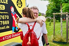 03 SommerfGrafschFunken 2025-06-14 02  Ein schöner und  warmer Tag, der 14. Juni - Der Startschuss zur Samstagstour fiel um Mittagszeit im Innenhafen. Wir besuchten die 24. Duisburger Drachenboot Fun-Regatta. Daumen drücken für die Aqua-Garde, ein Boot voller Karnevalisten. Danach besuchten wir das 2. Sommerfest KG Schottenzunft Dusiburg auf der Sportanlage des ETUS Bissingheim. Beim dritten Termin, das Sommerfest der Grafschafter Funken auf dem Quartiersplatz in Moers-Asberg, wurde es ein wenig feucht von Oben, „Abkühlung“. Zurück in Serm überraschten wir Rita und Peter Ambrosius auf der Feier ihre goldenen Hochzeit. : DVPJ, Toni I, Jules I., Prinz Karneval, Prinz, Prinzessin Aileen I., Hofmarschälle, Page, Pagen, Paginnen, HDK, Duisburg, Karneval, Helau, Tollität, Event, Session 2025, Session 2025, HDK Duisburg, Hauptausschuss, Hauptausschuss Karneval Duisburg, Duisburg ist echt