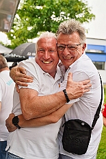 03 SommerfGrafschFunken 2025-06-14 03  Ein schöner und  warmer Tag, der 14. Juni - Der Startschuss zur Samstagstour fiel um Mittagszeit im Innenhafen. Wir besuchten die 24. Duisburger Drachenboot Fun-Regatta. Daumen drücken für die Aqua-Garde, ein Boot voller Karnevalisten. Danach besuchten wir das 2. Sommerfest KG Schottenzunft Dusiburg auf der Sportanlage des ETUS Bissingheim. Beim dritten Termin, das Sommerfest der Grafschafter Funken auf dem Quartiersplatz in Moers-Asberg, wurde es ein wenig feucht von Oben, „Abkühlung“. Zurück in Serm überraschten wir Rita und Peter Ambrosius auf der Feier ihre goldenen Hochzeit. : DVPJ, Toni I, Jules I., Prinz Karneval, Prinz, Prinzessin Aileen I., Hofmarschälle, Page, Pagen, Paginnen, HDK, Duisburg, Karneval, Helau, Tollität, Event, Session 2025, Session 2025, HDK Duisburg, Hauptausschuss, Hauptausschuss Karneval Duisburg, Duisburg ist echt