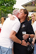 03 SommerfGrafschFunken 2025-06-14 09  Ein schöner und  warmer Tag, der 14. Juni - Der Startschuss zur Samstagstour fiel um Mittagszeit im Innenhafen. Wir besuchten die 24. Duisburger Drachenboot Fun-Regatta. Daumen drücken für die Aqua-Garde, ein Boot voller Karnevalisten. Danach besuchten wir das 2. Sommerfest KG Schottenzunft Dusiburg auf der Sportanlage des ETUS Bissingheim. Beim dritten Termin, das Sommerfest der Grafschafter Funken auf dem Quartiersplatz in Moers-Asberg, wurde es ein wenig feucht von Oben, „Abkühlung“. Zurück in Serm überraschten wir Rita und Peter Ambrosius auf der Feier ihre goldenen Hochzeit. : DVPJ, Toni I, Jules I., Prinz Karneval, Prinz, Prinzessin Aileen I., Hofmarschälle, Page, Pagen, Paginnen, HDK, Duisburg, Karneval, Helau, Tollität, Event, Session 2025, Session 2025, HDK Duisburg, Hauptausschuss, Hauptausschuss Karneval Duisburg, Duisburg ist echt