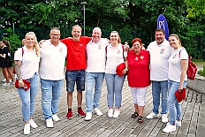 03 SommerfGrafschFunken 2025-06-14 11  Ein schöner und  warmer Tag, der 14. Juni - Der Startschuss zur Samstagstour fiel um Mittagszeit im Innenhafen. Wir besuchten die 24. Duisburger Drachenboot Fun-Regatta. Daumen drücken für die Aqua-Garde, ein Boot voller Karnevalisten. Danach besuchten wir das 2. Sommerfest KG Schottenzunft Dusiburg auf der Sportanlage des ETUS Bissingheim. Beim dritten Termin, das Sommerfest der Grafschafter Funken auf dem Quartiersplatz in Moers-Asberg, wurde es ein wenig feucht von Oben, „Abkühlung“. Zurück in Serm überraschten wir Rita und Peter Ambrosius auf der Feier ihre goldenen Hochzeit. : DVPJ, Toni I, Jules I., Prinz Karneval, Prinz, Prinzessin Aileen I., Hofmarschälle, Page, Pagen, Paginnen, HDK, Duisburg, Karneval, Helau, Tollität, Event, Session 2025, Session 2025, HDK Duisburg, Hauptausschuss, Hauptausschuss Karneval Duisburg, Duisburg ist echt