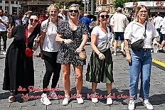 HDK SommBiwak 2025-07-20 43  HDK Sommer-Biwak 2025 - Pünktlich um 11.11 Uhr startete das 8. Sommer-Biwak vom Hauptausschuss auf der Hauptbühne beim Duisburger Stadtfest zwischen City Palais und Forum. Die Akteure an diesem sonnigen Sonntag, Solo-Mariechen ⁠Annika, Gardetanz der KG Rote Funken, die Band „⁠KASCHÄMM“, die Piraten des Südens, die „Lecker Mädchen“ KG Südstern, wir die des. Prinzencrew 2025/26 mit Toni I. und ⁠ die “Funky Marys“ und der Tanzsport vom Königreich Duissern. Für musikalische Untermalung sorgte Christian Mauermann vom DJ Duo Schwarzwaldzimmer. : DVPJ, Toni I, Jules I., Prinz Karneval, Prinz, Prinzessin Aileen I., Hofmarschälle, Page, Pagen, Paginnen, HDK, Duisburg, Karneval, Helau, Tollität, Event, Session 2025, Session 2025, HDK Duisburg, Hauptausschuss, Hauptausschuss Karneval Duisburg, Duisburg ist echt