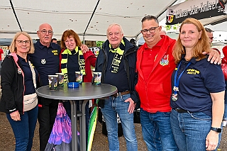01 Sommerf MJK 2025-08-02 04  Feuchte Sommerfeste am 2. August - Um die Mittagszeit besuchen wir das Sommerfest vom „Moerser Jecken Komitee 2020“.  Das „Warm Up“, bei ziemlich nassen Wetter, für den Abend beim Sommerfest der „Prinzengarde Krefeld. Dort treffen wir auch auf eine Abordnung der „Duisburger Prinzengarde“. : DVPJ, Toni I, Jules I., Prinz Karneval, Prinz, Prinzessin Aileen I., Hofmarschälle, Page, Pagen, Paginnen, HDK, Duisburg, Karneval, Helau, Tollität, Event, Session 2025, Session 2025, HDK Duisburg, Hauptausschuss, Hauptausschuss Karneval Duisburg, Duisburg ist echt