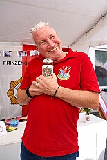 01 GardeGrillen Prinzegrd 2025-08-30 07  30. August, 4 mal Sommerfest - Das „Garde-Grillen“ der Duisburger Prinzengarde ist unser erstes Ziel an diesem Samstag in Duisburg-Meiderich. Danach geht es in den Süden Duisburgs, zur KG Sonniger-Süden. Auf ein kurzes Hallo geht es dann zur KG Rote Funken am Kalkweg. Von dort führt uns der Weg in den Westen Duisburgs. Die 1. KG Baerl Blau-Gelb e.V. feiert ihr Sommerfest auf dem Gelände des TUS Baerl. Das Heimspiel für Hofmarschall Thomas, dem Präsidenten der KG. : DVPJ, Toni I, Jules I., Prinz Karneval, Prinz, Prinzessin Aileen I., Hofmarschälle, Page, Pagen, Paginnen, HDK, Duisburg, Karneval, Helau, Tollität, Event, Session 2025, Session 2025, HDK Duisburg, Hauptausschuss, Hauptausschuss Karneval Duisburg, Duisburg ist echt