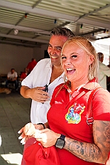 02 Sommerf SonnSued 2025-08-30 03  30. August, 4 mal Sommerfest - Das „Garde-Grillen“ der Duisburger Prinzengarde ist unser erstes Ziel an diesem Samstag in Duisburg-Meiderich. Danach geht es in den Süden Duisburgs, zur KG Sonniger-Süden. Auf ein kurzes Hallo geht es dann zur KG Rote Funken am Kalkweg. Von dort führt uns der Weg in den Westen Duisburgs. Die 1. KG Baerl Blau-Gelb e.V. feiert ihr Sommerfest auf dem Gelände des TUS Baerl. Das Heimspiel für Hofmarschall Thomas, dem Präsidenten der KG. : DVPJ, Toni I, Jules I., Prinz Karneval, Prinz, Prinzessin Aileen I., Hofmarschälle, Page, Pagen, Paginnen, HDK, Duisburg, Karneval, Helau, Tollität, Event, Session 2025, Session 2025, HDK Duisburg, Hauptausschuss, Hauptausschuss Karneval Duisburg, Duisburg ist echt