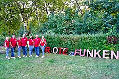 03 Sommerf RoteFunken 2025-08-30 04  30. August, 4 mal Sommerfest - Das „Garde-Grillen“ der Duisburger Prinzengarde ist unser erstes Ziel an diesem Samstag in Duisburg-Meiderich. Danach geht es in den Süden Duisburgs, zur KG Sonniger-Süden. Auf ein kurzes Hallo geht es dann zur KG Rote Funken am Kalkweg. Von dort führt uns der Weg in den Westen Duisburgs. Die 1. KG Baerl Blau-Gelb e.V. feiert ihr Sommerfest auf dem Gelände des TUS Baerl. Das Heimspiel für Hofmarschall Thomas, dem Präsidenten der KG. : DVPJ, Toni I, Jules I., Prinz Karneval, Prinz, Prinzessin Aileen I., Hofmarschälle, Page, Pagen, Paginnen, HDK, Duisburg, Karneval, Helau, Tollität, Event, Session 2025, Session 2025, HDK Duisburg, Hauptausschuss, Hauptausschuss Karneval Duisburg, Duisburg ist echt