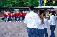 04 Sommerf KGBaerl 2025-08-30 04  30. August, 4 mal Sommerfest - Das „Garde-Grillen“ der Duisburger Prinzengarde ist unser erstes Ziel an diesem Samstag in Duisburg-Meiderich. Danach geht es in den Süden Duisburgs, zur KG Sonniger-Süden. Auf ein kurzes Hallo geht es dann zur KG Rote Funken am Kalkweg. Von dort führt uns der Weg in den Westen Duisburgs. Die 1. KG Baerl Blau-Gelb e.V. feiert ihr Sommerfest auf dem Gelände des TUS Baerl. Das Heimspiel für Hofmarschall Thomas, dem Präsidenten der KG. : DVPJ, Toni I, Jules I., Prinz Karneval, Prinz, Prinzessin Aileen I., Hofmarschälle, Page, Pagen, Paginnen, HDK, Duisburg, Karneval, Helau, Tollität, Event, Session 2025, Session 2025, HDK Duisburg, Hauptausschuss, Hauptausschuss Karneval Duisburg, Duisburg ist echt