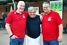 04 Sommerf KGBaerl 2025-08-30 06  30. August, 4 mal Sommerfest - Das „Garde-Grillen“ der Duisburger Prinzengarde ist unser erstes Ziel an diesem Samstag in Duisburg-Meiderich. Danach geht es in den Süden Duisburgs, zur KG Sonniger-Süden. Auf ein kurzes Hallo geht es dann zur KG Rote Funken am Kalkweg. Von dort führt uns der Weg in den Westen Duisburgs. Die 1. KG Baerl Blau-Gelb e.V. feiert ihr Sommerfest auf dem Gelände des TUS Baerl. Das Heimspiel für Hofmarschall Thomas, dem Präsidenten der KG. : DVPJ, Toni I, Jules I., Prinz Karneval, Prinz, Prinzessin Aileen I., Hofmarschälle, Page, Pagen, Paginnen, HDK, Duisburg, Karneval, Helau, Tollität, Event, Session 2025, Session 2025, HDK Duisburg, Hauptausschuss, Hauptausschuss Karneval Duisburg, Duisburg ist echt