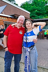 04 Sommerf KGBaerl 2025-08-30 08  30. August, 4 mal Sommerfest - Das „Garde-Grillen“ der Duisburger Prinzengarde ist unser erstes Ziel an diesem Samstag in Duisburg-Meiderich. Danach geht es in den Süden Duisburgs, zur KG Sonniger-Süden. Auf ein kurzes Hallo geht es dann zur KG Rote Funken am Kalkweg. Von dort führt uns der Weg in den Westen Duisburgs. Die 1. KG Baerl Blau-Gelb e.V. feiert ihr Sommerfest auf dem Gelände des TUS Baerl. Das Heimspiel für Hofmarschall Thomas, dem Präsidenten der KG. : DVPJ, Toni I, Jules I., Prinz Karneval, Prinz, Prinzessin Aileen I., Hofmarschälle, Page, Pagen, Paginnen, HDK, Duisburg, Karneval, Helau, Tollität, Event, Session 2025, Session 2025, HDK Duisburg, Hauptausschuss, Hauptausschuss Karneval Duisburg, Duisburg ist echt