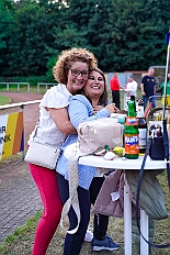 04 Sommerf KGBaerl 2025-08-30 24  30. August, 4 mal Sommerfest - Das „Garde-Grillen“ der Duisburger Prinzengarde ist unser erstes Ziel an diesem Samstag in Duisburg-Meiderich. Danach geht es in den Süden Duisburgs, zur KG Sonniger-Süden. Auf ein kurzes Hallo geht es dann zur KG Rote Funken am Kalkweg. Von dort führt uns der Weg in den Westen Duisburgs. Die 1. KG Baerl Blau-Gelb e.V. feiert ihr Sommerfest auf dem Gelände des TUS Baerl. Das Heimspiel für Hofmarschall Thomas, dem Präsidenten der KG. : DVPJ, Toni I, Jules I., Prinz Karneval, Prinz, Prinzessin Aileen I., Hofmarschälle, Page, Pagen, Paginnen, HDK, Duisburg, Karneval, Helau, Tollität, Event, Session 2025, Session 2025, HDK Duisburg, Hauptausschuss, Hauptausschuss Karneval Duisburg, Duisburg ist echt