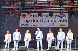 01 TagDerDemokratie 2025-09-06 02  Samstags-Tour, 6. September - Ein Samstag voller Abwechslung. Der erste Termin, „Tag der Demokratie“, war auf dem Burgplatz. Eine Veranstaltung der Stadt Duisburg, dem HDK und diversen Organisationen aus der Stadt. Danach hieß es „Herzlichen Glückwunsch zum 80. Geburtstag“ liebe Irma. Danach ging es zur Platzanlage des TUS Viktoria 06 in Buchholz zum Benefiz-Spiel gegen die Traditionsmannschaft von Schalke 04. Im Sermer „Landgasthof-Schenke“ trafen wir den Elferrat der KG Südstern und wir sagten Hallo bei den „Sermer Damenstößchen“. Abschluss des Tages war dann auf dem 40. Geburtstag von Christian in der „MaRa Event Location“. : DVPJ, Toni I, Jules I., Prinz Karneval, Prinz, Prinzessin Aileen I., Hofmarschälle, Page, Pagen, Paginnen, HDK, Duisburg, Karneval, Helau, Tollität, Event, Session 2025, Session 2025, HDK Duisburg, Hauptausschuss, Hauptausschuss Karneval Duisburg, Duisburg ist echt