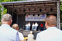 01 TagDerDemokratie 2025-09-06 04  Samstags-Tour, 6. September - Ein Samstag voller Abwechslung. Der erste Termin, „Tag der Demokratie“, war auf dem Burgplatz. Eine Veranstaltung der Stadt Duisburg, dem HDK und diversen Organisationen aus der Stadt. Danach hieß es „Herzlichen Glückwunsch zum 80. Geburtstag“ liebe Irma. Danach ging es zur Platzanlage des TUS Viktoria 06 in Buchholz zum Benefiz-Spiel gegen die Traditionsmannschaft von Schalke 04. Im Sermer „Landgasthof-Schenke“ trafen wir den Elferrat der KG Südstern und wir sagten Hallo bei den „Sermer Damenstößchen“. Abschluss des Tages war dann auf dem 40. Geburtstag von Christian in der „MaRa Event Location“. : DVPJ, Toni I, Jules I., Prinz Karneval, Prinz, Prinzessin Aileen I., Hofmarschälle, Page, Pagen, Paginnen, HDK, Duisburg, Karneval, Helau, Tollität, Event, Session 2025, Session 2025, HDK Duisburg, Hauptausschuss, Hauptausschuss Karneval Duisburg, Duisburg ist echt
