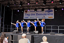 01 TagDerDemokratie 2025-09-06 05  Samstags-Tour, 6. September - Ein Samstag voller Abwechslung. Der erste Termin, „Tag der Demokratie“, war auf dem Burgplatz. Eine Veranstaltung der Stadt Duisburg, dem HDK und diversen Organisationen aus der Stadt. Danach hieß es „Herzlichen Glückwunsch zum 80. Geburtstag“ liebe Irma. Danach ging es zur Platzanlage des TUS Viktoria 06 in Buchholz zum Benefiz-Spiel gegen die Traditionsmannschaft von Schalke 04. Im Sermer „Landgasthof-Schenke“ trafen wir den Elferrat der KG Südstern und wir sagten Hallo bei den „Sermer Damenstößchen“. Abschluss des Tages war dann auf dem 40. Geburtstag von Christian in der „MaRa Event Location“. : DVPJ, Toni I, Jules I., Prinz Karneval, Prinz, Prinzessin Aileen I., Hofmarschälle, Page, Pagen, Paginnen, HDK, Duisburg, Karneval, Helau, Tollität, Event, Session 2025, Session 2025, HDK Duisburg, Hauptausschuss, Hauptausschuss Karneval Duisburg, Duisburg ist echt