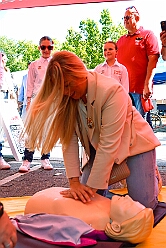 01 TagDerDemokratie 2025-09-06 06  Samstags-Tour, 6. September - Ein Samstag voller Abwechslung. Der erste Termin, „Tag der Demokratie“, war auf dem Burgplatz. Eine Veranstaltung der Stadt Duisburg, dem HDK und diversen Organisationen aus der Stadt. Danach hieß es „Herzlichen Glückwunsch zum 80. Geburtstag“ liebe Irma. Danach ging es zur Platzanlage des TUS Viktoria 06 in Buchholz zum Benefiz-Spiel gegen die Traditionsmannschaft von Schalke 04. Im Sermer „Landgasthof-Schenke“ trafen wir den Elferrat der KG Südstern und wir sagten Hallo bei den „Sermer Damenstößchen“. Abschluss des Tages war dann auf dem 40. Geburtstag von Christian in der „MaRa Event Location“. : DVPJ, Toni I, Jules I., Prinz Karneval, Prinz, Prinzessin Aileen I., Hofmarschälle, Page, Pagen, Paginnen, HDK, Duisburg, Karneval, Helau, Tollität, Event, Session 2025, Session 2025, HDK Duisburg, Hauptausschuss, Hauptausschuss Karneval Duisburg, Duisburg ist echt