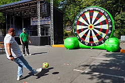01 TagDerDemokratie 2025-09-06 15  Samstags-Tour, 6. September - Ein Samstag voller Abwechslung. Der erste Termin, „Tag der Demokratie“, war auf dem Burgplatz. Eine Veranstaltung der Stadt Duisburg, dem HDK und diversen Organisationen aus der Stadt. Danach hieß es „Herzlichen Glückwunsch zum 80. Geburtstag“ liebe Irma. Danach ging es zur Platzanlage des TUS Viktoria 06 in Buchholz zum Benefiz-Spiel gegen die Traditionsmannschaft von Schalke 04. Im Sermer „Landgasthof-Schenke“ trafen wir den Elferrat der KG Südstern und wir sagten Hallo bei den „Sermer Damenstößchen“. Abschluss des Tages war dann auf dem 40. Geburtstag von Christian in der „MaRa Event Location“. : DVPJ, Toni I, Jules I., Prinz Karneval, Prinz, Prinzessin Aileen I., Hofmarschälle, Page, Pagen, Paginnen, HDK, Duisburg, Karneval, Helau, Tollität, Event, Session 2025, Session 2025, HDK Duisburg, Hauptausschuss, Hauptausschuss Karneval Duisburg, Duisburg ist echt