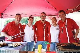 01 Sommerf Stadtgarde 2025-09-13 04  Sommerfeste in DU, Mitte, Nord & Süd - Am 13. September war das erste Fest bei der Stadtgarde, gefeiert wurde am Clubhaus des DSC Preußen. Auch die Marxloher-Jecken „Feierten mit Freunden“, dies auf dem Gelände neben dem Niederrheinischen Karnevalsmusem. Bevor es dann zum letzten Fest ging pflanzte die Crew noch ihrem „Karnevalsbaum“. In Großenbaum war dann der Schlusspunkt beim Fest der KG Alle Mann an Bord. : DVPJ, Toni I, Jules I., Prinz Karneval, Prinz, Prinzessin Aileen I., Hofmarschälle, Page, Pagen, Paginnen, HDK, Duisburg, Karneval, Helau, Tollität, Event, Session 2025, Session 2025, HDK Duisburg, Hauptausschuss, Hauptausschuss Karneval Duisburg, Duisburg ist echt