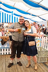 02 OktoberfestSerm 2025-09-27 14  Im Partydorf is O`zapft - Zuerst waren wir zum „Warm Up“ bei Anke und Axel (Bausch). Ein bunter  Empfang im Garten mit netten Gästen und sehr guten Essen, natürlich auch mit guten Getränken. Gemeinsam ging es dann ins passend geschmückte Oktoberfestzelt auf dem Kastelle-Pitter-Platz in Serm. : DVPJ, Toni I, Jules I., Prinz Karneval, Prinz, Prinzessin Aileen I., Hofmarschälle, Page, Pagen, Paginnen, HDK, Duisburg, Karneval, Helau, Tollität, Event, Session 2025, Session 2025, HDK Duisburg, Hauptausschuss, Hauptausschuss Karneval Duisburg, Duisburg ist echt