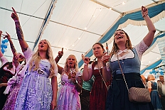 02 OktoberfestSerm 2025-09-27 16  Im Partydorf is O`zapft - Zuerst waren wir zum „Warm Up“ bei Anke und Axel (Bausch). Ein bunter  Empfang im Garten mit netten Gästen und sehr guten Essen, natürlich auch mit guten Getränken. Gemeinsam ging es dann ins passend geschmückte Oktoberfestzelt auf dem Kastelle-Pitter-Platz in Serm. : DVPJ, Toni I, Jules I., Prinz Karneval, Prinz, Prinzessin Aileen I., Hofmarschälle, Page, Pagen, Paginnen, HDK, Duisburg, Karneval, Helau, Tollität, Event, Session 2025, Session 2025, HDK Duisburg, Hauptausschuss, Hauptausschuss Karneval Duisburg, Duisburg ist echt