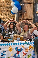 02 OktoberfestSerm 2025-09-27 17  Im Partydorf is O`zapft - Zuerst waren wir zum „Warm Up“ bei Anke und Axel (Bausch). Ein bunter  Empfang im Garten mit netten Gästen und sehr guten Essen, natürlich auch mit guten Getränken. Gemeinsam ging es dann ins passend geschmückte Oktoberfestzelt auf dem Kastelle-Pitter-Platz in Serm. : DVPJ, Toni I, Jules I., Prinz Karneval, Prinz, Prinzessin Aileen I., Hofmarschälle, Page, Pagen, Paginnen, HDK, Duisburg, Karneval, Helau, Tollität, Event, Session 2025, Session 2025, HDK Duisburg, Hauptausschuss, Hauptausschuss Karneval Duisburg, Duisburg ist echt