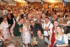 02 OktoberfestSerm 2025-09-27 21  Im Partydorf is O`zapft - Zuerst waren wir zum „Warm Up“ bei Anke und Axel (Bausch). Ein bunter  Empfang im Garten mit netten Gästen und sehr guten Essen, natürlich auch mit guten Getränken. Gemeinsam ging es dann ins passend geschmückte Oktoberfestzelt auf dem Kastelle-Pitter-Platz in Serm. : DVPJ, Toni I, Jules I., Prinz Karneval, Prinz, Prinzessin Aileen I., Hofmarschälle, Page, Pagen, Paginnen, HDK, Duisburg, Karneval, Helau, Tollität, Event, Session 2025, Session 2025, HDK Duisburg, Hauptausschuss, Hauptausschuss Karneval Duisburg, Duisburg ist echt