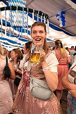 02 OktoberfestSerm 2025-09-27 25  Im Partydorf is O`zapft - Zuerst waren wir zum „Warm Up“ bei Anke und Axel (Bausch). Ein bunter  Empfang im Garten mit netten Gästen und sehr guten Essen, natürlich auch mit guten Getränken. Gemeinsam ging es dann ins passend geschmückte Oktoberfestzelt auf dem Kastelle-Pitter-Platz in Serm. : DVPJ, Toni I, Jules I., Prinz Karneval, Prinz, Prinzessin Aileen I., Hofmarschälle, Page, Pagen, Paginnen, HDK, Duisburg, Karneval, Helau, Tollität, Event, Session 2025, Session 2025, HDK Duisburg, Hauptausschuss, Hauptausschuss Karneval Duisburg, Duisburg ist echt