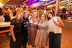 02 OktoberfestSerm 2025-09-27 27  Im Partydorf is O`zapft - Zuerst waren wir zum „Warm Up“ bei Anke und Axel (Bausch). Ein bunter  Empfang im Garten mit netten Gästen und sehr guten Essen, natürlich auch mit guten Getränken. Gemeinsam ging es dann ins passend geschmückte Oktoberfestzelt auf dem Kastelle-Pitter-Platz in Serm. : DVPJ, Toni I, Jules I., Prinz Karneval, Prinz, Prinzessin Aileen I., Hofmarschälle, Page, Pagen, Paginnen, HDK, Duisburg, Karneval, Helau, Tollität, Event, Session 2025, Session 2025, HDK Duisburg, Hauptausschuss, Hauptausschuss Karneval Duisburg, Duisburg ist echt