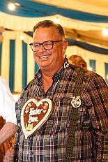02 OktoberfestSerm 2025-09-27 28  Im Partydorf is O`zapft - Zuerst waren wir zum „Warm Up“ bei Anke und Axel (Bausch). Ein bunter  Empfang im Garten mit netten Gästen und sehr guten Essen, natürlich auch mit guten Getränken. Gemeinsam ging es dann ins passend geschmückte Oktoberfestzelt auf dem Kastelle-Pitter-Platz in Serm. : DVPJ, Toni I, Jules I., Prinz Karneval, Prinz, Prinzessin Aileen I., Hofmarschälle, Page, Pagen, Paginnen, HDK, Duisburg, Karneval, Helau, Tollität, Event, Session 2025, Session 2025, HDK Duisburg, Hauptausschuss, Hauptausschuss Karneval Duisburg, Duisburg ist echt