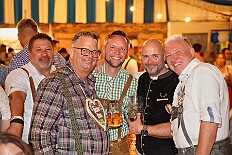 02 OktoberfestSerm 2025-09-27 34  Im Partydorf is O`zapft - Zuerst waren wir zum „Warm Up“ bei Anke und Axel (Bausch). Ein bunter  Empfang im Garten mit netten Gästen und sehr guten Essen, natürlich auch mit guten Getränken. Gemeinsam ging es dann ins passend geschmückte Oktoberfestzelt auf dem Kastelle-Pitter-Platz in Serm. : DVPJ, Toni I, Jules I., Prinz Karneval, Prinz, Prinzessin Aileen I., Hofmarschälle, Page, Pagen, Paginnen, HDK, Duisburg, Karneval, Helau, Tollität, Event, Session 2025, Session 2025, HDK Duisburg, Hauptausschuss, Hauptausschuss Karneval Duisburg, Duisburg ist echt