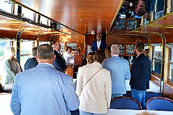 RheintourMoewe 2025-09-28 03  Alle in einem Boot - Die  Bonner Jubiläumssession schlägt schon hohe Wellen bei der Rundfahrt auf mit „MS Möwe“ auf dem Rhein. Zum fünften Mal folgte ein Prinzenpaar der Einladung. Roland I. und Stephanie III. , Vertreter der Rot-Weißen und Blau-Weißen Düsseldorfer Prinzengarde und natürlich die  Des. Prinzencrew mit Toni I. hatten ein schönen Nachmittag auf dem Rhein. : DVPJ, Toni I, Jules I., Prinz Karneval, Prinz, Prinzessin Aileen I., Hofmarschälle, Page, Pagen, Paginnen, HDK, Duisburg, Karneval, Helau, Tollität, Event, Session 2025, Session 2025, HDK Duisburg, Hauptausschuss, Hauptausschuss Karneval Duisburg, Duisburg ist echt