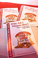 KiPri Kuer Steinhof 2026-01-04 19  Kinderprinzencrew wurde gekürt - Es gehört schon zur Tradition, das am Sonntag vor der Inthronisierung des Stadtprinzen, die Kürzung der Kinderprinzencrew statt findet. Diesmal der 4. Januar 2026 und es gab eine Premiere.  Im so genannten „Gürzenich“ von Duisburg, dem Steinhof in Huckingen, wurden Prinz Juls I., Prinzessin Aileen I. mit Hofmarschall Sami und Pagin Paula der Stadt Duisburg 2026 inthronisiert. : DVPJ, Toni I, Jules I., Prinz Karneval, Prinz, Prinzessin Aileen I., Hofmarschälle, Page, Pagen, Paginnen, HDK, Duisburg, Karneval, Helau, Tollität, Event, Session 2025, Session 2025, HDK Duisburg, Hauptausschuss, Hauptausschuss Karneval Duisburg, Duisburg ist echt