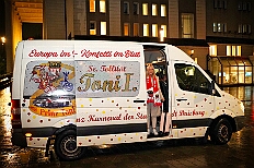 EinzugHofburg 2026-01-09 11  Unser Einzug in die Hofburg - Der Einzug des Prinzen mit seiner Crew in die Hofburg gehört schon länger zur Tradition im Duisburger Karneval. Einen Tag vor der Kürung bezog die Crew ihre Zimmer im WYNDHAM Hotel Duisburger Hof. Hier residieren  nun alle sieben bis zum Rosenmontag. : DVPJ, Toni I, Jules I., Prinz Karneval, Prinz, Prinzessin Aileen I., Hofmarschälle, Page, Pagen, Paginnen, HDK, Duisburg, Karneval, Helau, Tollität, Event, Session 2025, Session 2025, HDK Duisburg, Hauptausschuss, Hauptausschuss Karneval Duisburg, Duisburg ist echt