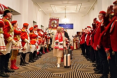 EinzugHofburg 2026-01-09 18  Unser Einzug in die Hofburg - Der Einzug des Prinzen mit seiner Crew in die Hofburg gehört schon länger zur Tradition im Duisburger Karneval. Einen Tag vor der Kürung bezog die Crew ihre Zimmer im WYNDHAM Hotel Duisburger Hof. Hier residieren  nun alle sieben bis zum Rosenmontag. : DVPJ, Toni I, Jules I., Prinz Karneval, Prinz, Prinzessin Aileen I., Hofmarschälle, Page, Pagen, Paginnen, HDK, Duisburg, Karneval, Helau, Tollität, Event, Session 2025, Session 2025, HDK Duisburg, Hauptausschuss, Hauptausschuss Karneval Duisburg, Duisburg ist echt