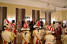 EinzugHofburg 2026-01-09 23  Unser Einzug in die Hofburg - Der Einzug des Prinzen mit seiner Crew in die Hofburg gehört schon länger zur Tradition im Duisburger Karneval. Einen Tag vor der Kürung bezog die Crew ihre Zimmer im WYNDHAM Hotel Duisburger Hof. Hier residieren  nun alle sieben bis zum Rosenmontag. : DVPJ, Toni I, Jules I., Prinz Karneval, Prinz, Prinzessin Aileen I., Hofmarschälle, Page, Pagen, Paginnen, HDK, Duisburg, Karneval, Helau, Tollität, Event, Session 2025, Session 2025, HDK Duisburg, Hauptausschuss, Hauptausschuss Karneval Duisburg, Duisburg ist echt