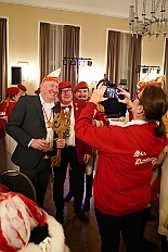 EinzugHofburg 2026-01-09 49  Unser Einzug in die Hofburg - Der Einzug des Prinzen mit seiner Crew in die Hofburg gehört schon länger zur Tradition im Duisburger Karneval. Einen Tag vor der Kürung bezog die Crew ihre Zimmer im WYNDHAM Hotel Duisburger Hof. Hier residieren  nun alle sieben bis zum Rosenmontag. : DVPJ, Toni I, Jules I., Prinz Karneval, Prinz, Prinzessin Aileen I., Hofmarschälle, Page, Pagen, Paginnen, HDK, Duisburg, Karneval, Helau, Tollität, Event, Session 2025, Session 2025, HDK Duisburg, Hauptausschuss, Hauptausschuss Karneval Duisburg, Duisburg ist echt
