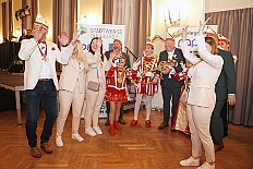 EinzugHofburg 2026-01-09 58  Unser Einzug in die Hofburg - Der Einzug des Prinzen mit seiner Crew in die Hofburg gehört schon länger zur Tradition im Duisburger Karneval. Einen Tag vor der Kürung bezog die Crew ihre Zimmer im WYNDHAM Hotel Duisburger Hof. Hier residieren  nun alle sieben bis zum Rosenmontag. : DVPJ, Toni I, Jules I., Prinz Karneval, Prinz, Prinzessin Aileen I., Hofmarschälle, Page, Pagen, Paginnen, HDK, Duisburg, Karneval, Helau, Tollität, Event, Session 2025, Session 2025, HDK Duisburg, Hauptausschuss, Hauptausschuss Karneval Duisburg, Duisburg ist echt