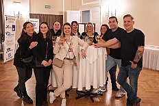 EinzugHofburg 2026-01-09 67  Unser Einzug in die Hofburg - Der Einzug des Prinzen mit seiner Crew in die Hofburg gehört schon länger zur Tradition im Duisburger Karneval. Einen Tag vor der Kürung bezog die Crew ihre Zimmer im WYNDHAM Hotel Duisburger Hof. Hier residieren  nun alle sieben bis zum Rosenmontag. : DVPJ, Toni I, Jules I., Prinz Karneval, Prinz, Prinzessin Aileen I., Hofmarschälle, Page, Pagen, Paginnen, HDK, Duisburg, Karneval, Helau, Tollität, Event, Session 2025, Session 2025, HDK Duisburg, Hauptausschuss, Hauptausschuss Karneval Duisburg, Duisburg ist echt