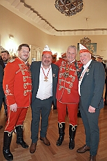 EinzugHofburg 2026-01-09 70  Unser Einzug in die Hofburg - Der Einzug des Prinzen mit seiner Crew in die Hofburg gehört schon länger zur Tradition im Duisburger Karneval. Einen Tag vor der Kürung bezog die Crew ihre Zimmer im WYNDHAM Hotel Duisburger Hof. Hier residieren  nun alle sieben bis zum Rosenmontag. : DVPJ, Toni I, Jules I., Prinz Karneval, Prinz, Prinzessin Aileen I., Hofmarschälle, Page, Pagen, Paginnen, HDK, Duisburg, Karneval, Helau, Tollität, Event, Session 2025, Session 2025, HDK Duisburg, Hauptausschuss, Hauptausschuss Karneval Duisburg, Duisburg ist echt