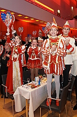 Kuerung Toni I 2026-01-10 041  Endlich Karnevalsprinz: Toni I. -  Am Samstag 10. Januar 2026 war es endlich soweit. Kürung se. Tollität Prinz Toni I., im Rahmen eines hochklassigen Galaabends in der ausverkauften Mercatorhalle in Duisburg. Ein stimmungsvoller Abend mit Show, Musik und Tanz. Vorab präsentierte sich die Prinzencrew 2026 im WYNDHAM Hotel Duisburger Hof der Leibgarde se. Tollität, die Prinzengarde der Stadt Duisburg. : DVPJ, Toni I, Jules I., Prinz Karneval, Prinz, Prinzessin Aileen I., Hofmarschälle, Page, Pagen, Paginnen, HDK, Duisburg, Karneval, Helau, Tollität, Event, Session 2025, Session 2025, HDK Duisburg, Hauptausschuss, Hauptausschuss Karneval Duisburg, Duisburg ist echt