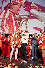 Kuerung Toni I 2026-01-10 046  Endlich Karnevalsprinz: Toni I. -  Am Samstag 10. Januar 2026 war es endlich soweit. Kürung se. Tollität Prinz Toni I., im Rahmen eines hochklassigen Galaabends in der ausverkauften Mercatorhalle in Duisburg. Ein stimmungsvoller Abend mit Show, Musik und Tanz. Vorab präsentierte sich die Prinzencrew 2026 im WYNDHAM Hotel Duisburger Hof der Leibgarde se. Tollität, die Prinzengarde der Stadt Duisburg. : DVPJ, Toni I, Jules I., Prinz Karneval, Prinz, Prinzessin Aileen I., Hofmarschälle, Page, Pagen, Paginnen, HDK, Duisburg, Karneval, Helau, Tollität, Event, Session 2025, Session 2025, HDK Duisburg, Hauptausschuss, Hauptausschuss Karneval Duisburg, Duisburg ist echt