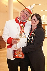 Kuerung Toni I 2026-01-10 117  Endlich Karnevalsprinz: Toni I. -  Am Samstag 10. Januar 2026 war es endlich soweit. Kürung se. Tollität Prinz Toni I., im Rahmen eines hochklassigen Galaabends in der ausverkauften Mercatorhalle in Duisburg. Ein stimmungsvoller Abend mit Show, Musik und Tanz. Vorab präsentierte sich die Prinzencrew 2026 im WYNDHAM Hotel Duisburger Hof der Leibgarde se. Tollität, die Prinzengarde der Stadt Duisburg. : DVPJ, Toni I, Jules I., Prinz Karneval, Prinz, Prinzessin Aileen I., Hofmarschälle, Page, Pagen, Paginnen, HDK, Duisburg, Karneval, Helau, Tollität, Event, Session 2025, Session 2025, HDK Duisburg, Hauptausschuss, Hauptausschuss Karneval Duisburg, Duisburg ist echt