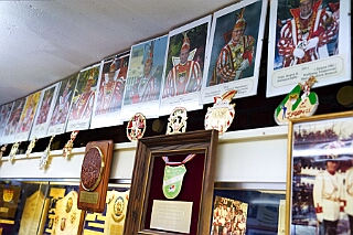 NiederrKarnelasm 2026-01-12 05  Abends im Museum - Im 1. Niederrheinische Karnevalsmuseum, existiert seit 1973, wird die Geschichte des niederrheinischen Karnevals bis heute dargestellt. Beim betreten des Museums begegnen einem schon in Ornaten und Uniformen bekleidete Schaufensterfiguren. In den weitern Räumlichkeiten sind neben einer „Ahnengalerie“ der ehemaligen Tollitäten eine Vielzahl von Orden in Vitrinen ausgelegt. In einer hat sogar unser „Pömpel“ eine Heimat gefunden. : DVPJ, Toni I, Jules I., Prinz Karneval, Prinz, Prinzessin Aileen I., Hofmarschälle, Page, Pagen, Paginnen, HDK, Duisburg, Karneval, Helau, Tollität, Event, Session 2025, Session 2025, HDK Duisburg, Hauptausschuss, Hauptausschuss Karneval Duisburg, Duisburg ist echt