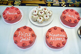 NiederrKarnelasm 2026-01-12 06  Abends im Museum - Im 1. Niederrheinische Karnevalsmuseum, existiert seit 1973, wird die Geschichte des niederrheinischen Karnevals bis heute dargestellt. Beim betreten des Museums begegnen einem schon in Ornaten und Uniformen bekleidete Schaufensterfiguren. In den weitern Räumlichkeiten sind neben einer „Ahnengalerie“ der ehemaligen Tollitäten eine Vielzahl von Orden in Vitrinen ausgelegt. In einer hat sogar unser „Pömpel“ eine Heimat gefunden. : DVPJ, Toni I, Jules I., Prinz Karneval, Prinz, Prinzessin Aileen I., Hofmarschälle, Page, Pagen, Paginnen, HDK, Duisburg, Karneval, Helau, Tollität, Event, Session 2025, Session 2025, HDK Duisburg, Hauptausschuss, Hauptausschuss Karneval Duisburg, Duisburg ist echt