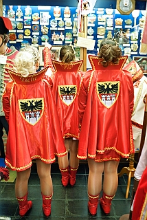 NiederrKarnelasm 2026-01-12 12  Abends im Museum - Im 1. Niederrheinische Karnevalsmuseum, existiert seit 1973, wird die Geschichte des niederrheinischen Karnevals bis heute dargestellt. Beim betreten des Museums begegnen einem schon in Ornaten und Uniformen bekleidete Schaufensterfiguren. In den weitern Räumlichkeiten sind neben einer „Ahnengalerie“ der ehemaligen Tollitäten eine Vielzahl von Orden in Vitrinen ausgelegt. In einer hat sogar unser „Pömpel“ eine Heimat gefunden. : DVPJ, Toni I, Jules I., Prinz Karneval, Prinz, Prinzessin Aileen I., Hofmarschälle, Page, Pagen, Paginnen, HDK, Duisburg, Karneval, Helau, Tollität, Event, Session 2025, Session 2025, HDK Duisburg, Hauptausschuss, Hauptausschuss Karneval Duisburg, Duisburg ist echt