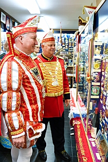 NiederrKarnelasm 2026-01-12 14  Abends im Museum - Im 1. Niederrheinische Karnevalsmuseum, existiert seit 1973, wird die Geschichte des niederrheinischen Karnevals bis heute dargestellt. Beim betreten des Museums begegnen einem schon in Ornaten und Uniformen bekleidete Schaufensterfiguren. In den weitern Räumlichkeiten sind neben einer „Ahnengalerie“ der ehemaligen Tollitäten eine Vielzahl von Orden in Vitrinen ausgelegt. In einer hat sogar unser „Pömpel“ eine Heimat gefunden. : DVPJ, Toni I, Jules I., Prinz Karneval, Prinz, Prinzessin Aileen I., Hofmarschälle, Page, Pagen, Paginnen, HDK, Duisburg, Karneval, Helau, Tollität, Event, Session 2025, Session 2025, HDK Duisburg, Hauptausschuss, Hauptausschuss Karneval Duisburg, Duisburg ist echt