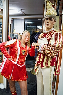 NiederrKarnelasm 2026-01-12 16  Abends im Museum - Im 1. Niederrheinische Karnevalsmuseum, existiert seit 1973, wird die Geschichte des niederrheinischen Karnevals bis heute dargestellt. Beim betreten des Museums begegnen einem schon in Ornaten und Uniformen bekleidete Schaufensterfiguren. In den weitern Räumlichkeiten sind neben einer „Ahnengalerie“ der ehemaligen Tollitäten eine Vielzahl von Orden in Vitrinen ausgelegt. In einer hat sogar unser „Pömpel“ eine Heimat gefunden. : DVPJ, Toni I, Jules I., Prinz Karneval, Prinz, Prinzessin Aileen I., Hofmarschälle, Page, Pagen, Paginnen, HDK, Duisburg, Karneval, Helau, Tollität, Event, Session 2025, Session 2025, HDK Duisburg, Hauptausschuss, Hauptausschuss Karneval Duisburg, Duisburg ist echt