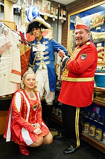 NiederrKarnelasm 2026-01-12 17  Abends im Museum - Im 1. Niederrheinische Karnevalsmuseum, existiert seit 1973, wird die Geschichte des niederrheinischen Karnevals bis heute dargestellt. Beim betreten des Museums begegnen einem schon in Ornaten und Uniformen bekleidete Schaufensterfiguren. In den weitern Räumlichkeiten sind neben einer „Ahnengalerie“ der ehemaligen Tollitäten eine Vielzahl von Orden in Vitrinen ausgelegt. In einer hat sogar unser „Pömpel“ eine Heimat gefunden. : DVPJ, Toni I, Jules I., Prinz Karneval, Prinz, Prinzessin Aileen I., Hofmarschälle, Page, Pagen, Paginnen, HDK, Duisburg, Karneval, Helau, Tollität, Event, Session 2025, Session 2025, HDK Duisburg, Hauptausschuss, Hauptausschuss Karneval Duisburg, Duisburg ist echt