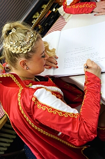 NiederrKarnelasm 2026-01-12 19  Abends im Museum - Im 1. Niederrheinische Karnevalsmuseum, existiert seit 1973, wird die Geschichte des niederrheinischen Karnevals bis heute dargestellt. Beim betreten des Museums begegnen einem schon in Ornaten und Uniformen bekleidete Schaufensterfiguren. In den weitern Räumlichkeiten sind neben einer „Ahnengalerie“ der ehemaligen Tollitäten eine Vielzahl von Orden in Vitrinen ausgelegt. In einer hat sogar unser „Pömpel“ eine Heimat gefunden. : DVPJ, Toni I, Jules I., Prinz Karneval, Prinz, Prinzessin Aileen I., Hofmarschälle, Page, Pagen, Paginnen, HDK, Duisburg, Karneval, Helau, Tollität, Event, Session 2025, Session 2025, HDK Duisburg, Hauptausschuss, Hauptausschuss Karneval Duisburg, Duisburg ist echt