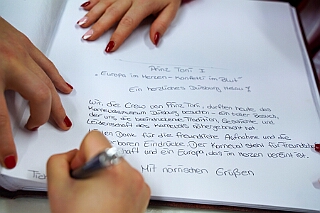 NiederrKarnelasm 2026-01-12 20  Abends im Museum - Im 1. Niederrheinische Karnevalsmuseum, existiert seit 1973, wird die Geschichte des niederrheinischen Karnevals bis heute dargestellt. Beim betreten des Museums begegnen einem schon in Ornaten und Uniformen bekleidete Schaufensterfiguren. In den weitern Räumlichkeiten sind neben einer „Ahnengalerie“ der ehemaligen Tollitäten eine Vielzahl von Orden in Vitrinen ausgelegt. In einer hat sogar unser „Pömpel“ eine Heimat gefunden. : DVPJ, Toni I, Jules I., Prinz Karneval, Prinz, Prinzessin Aileen I., Hofmarschälle, Page, Pagen, Paginnen, HDK, Duisburg, Karneval, Helau, Tollität, Event, Session 2025, Session 2025, HDK Duisburg, Hauptausschuss, Hauptausschuss Karneval Duisburg, Duisburg ist echt